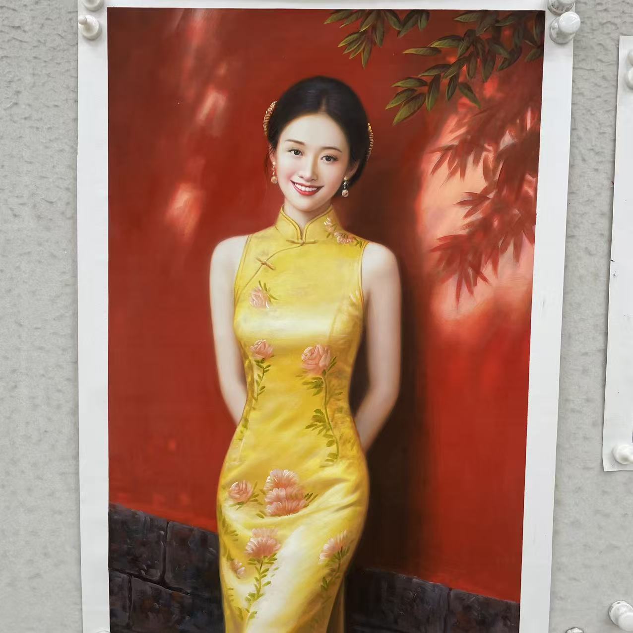 林彦新-都市丽人-红墙-黄旗袍-约60-90厘米-油画-麻布