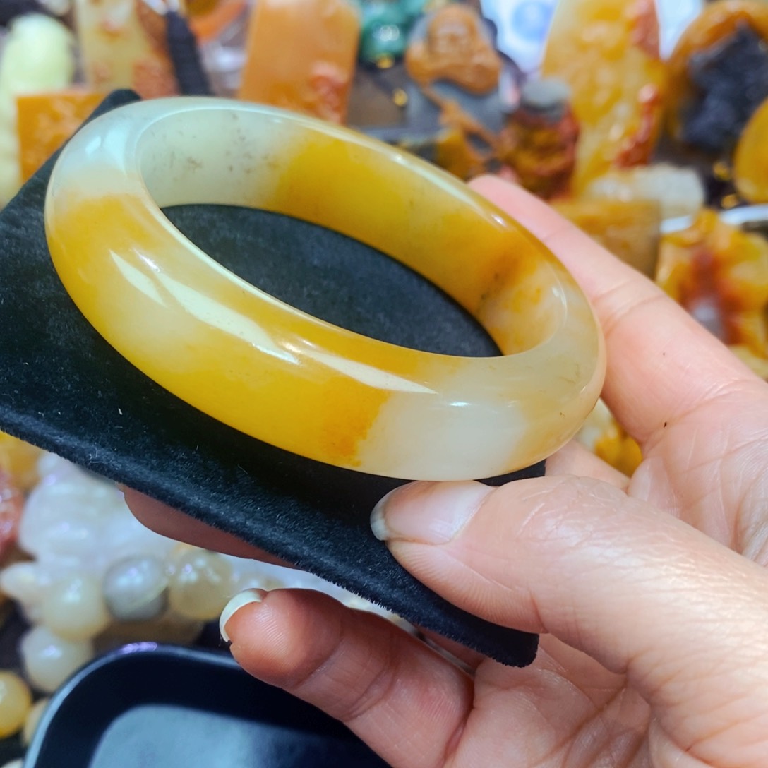 未镶嵌石英质玉（黄龙玉）颈饰