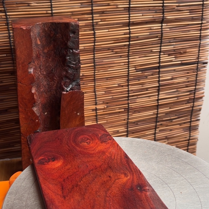 刘***哥大叶紫檀（黑酸枝木类）