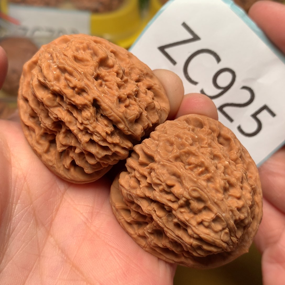 文玩核桃把件红皮炮弹南疆石40