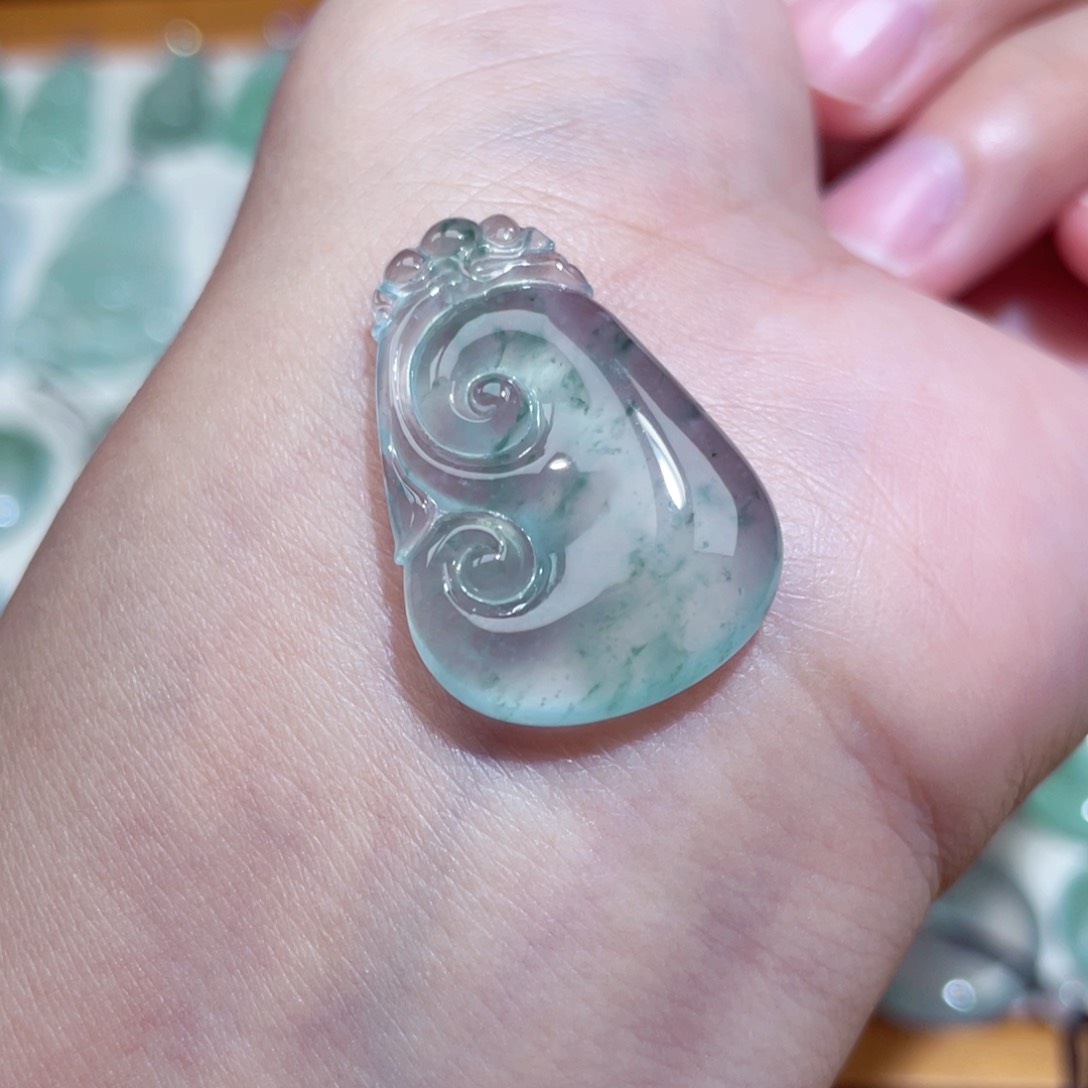 翡翠未镶嵌颈饰如意