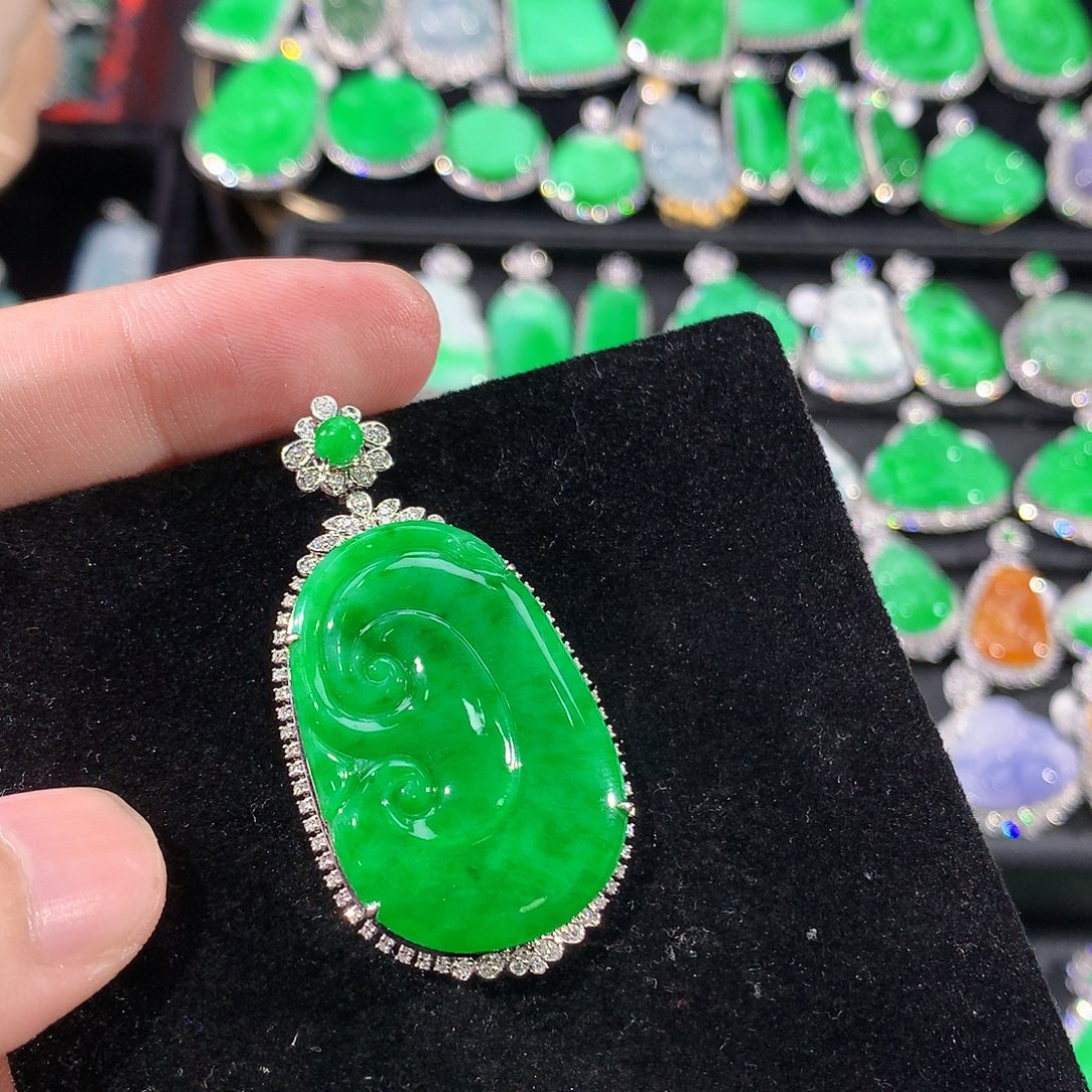 翡翠18K金镶嵌颈饰