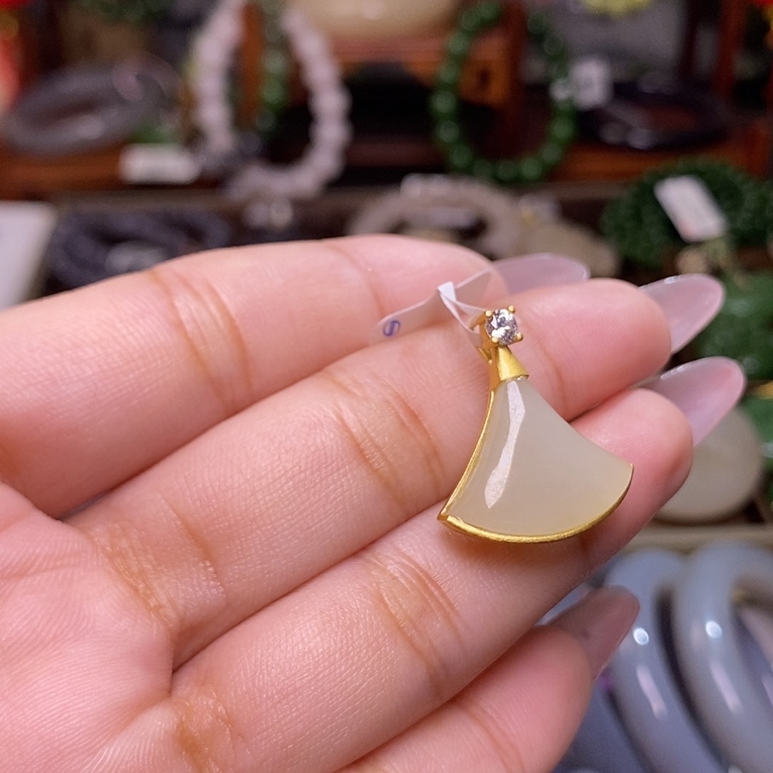 和田玉白玉裙子吊坠未镶嵌