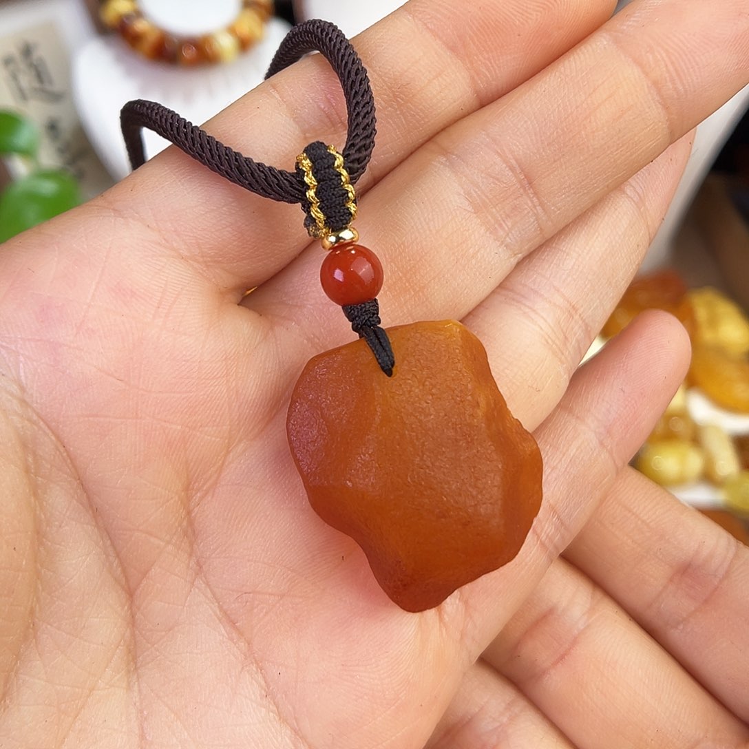 琥珀珠宝奇石未镶嵌。