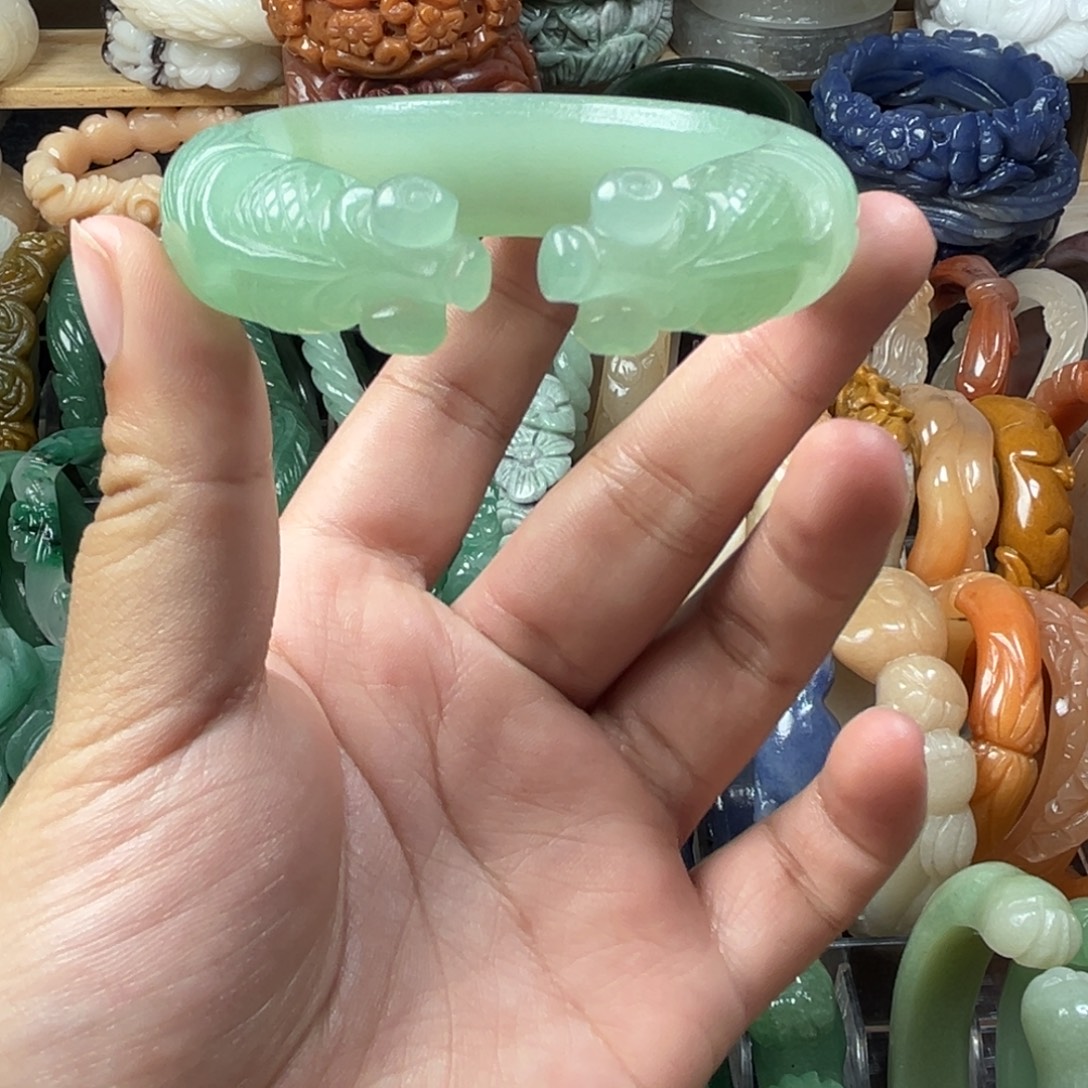 石英质玉未镶嵌雕花手镯56圈口