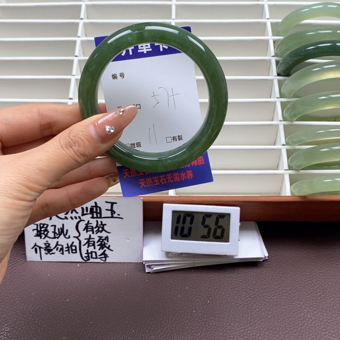 蛇纹石玉手镯未镶嵌