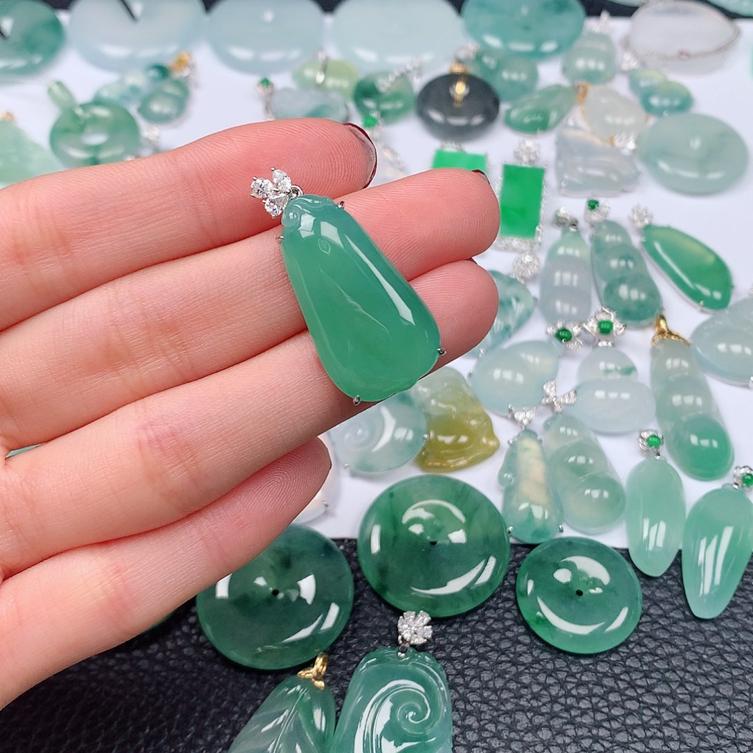 翡翠颈饰18K金镶嵌有***?天然翡翠