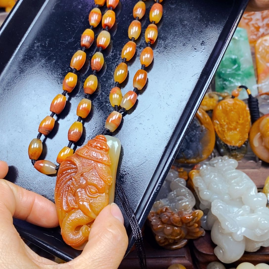 石英质玉（黄龙玉）未镶嵌颈饰