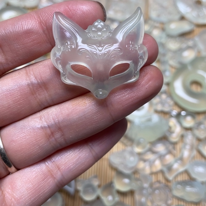 蛇纹石玉颈饰未镶嵌饮***汤