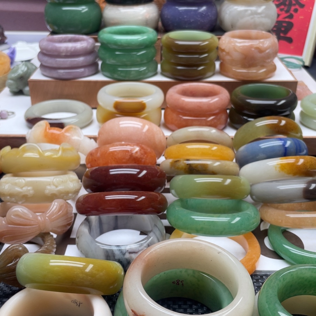 兮***兮石英岩玉未镶嵌手镯