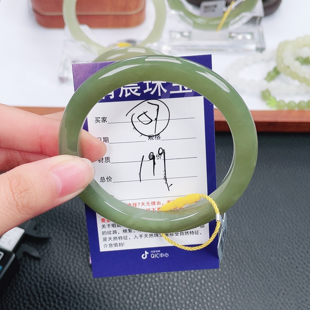 和田玉未镶嵌手镯