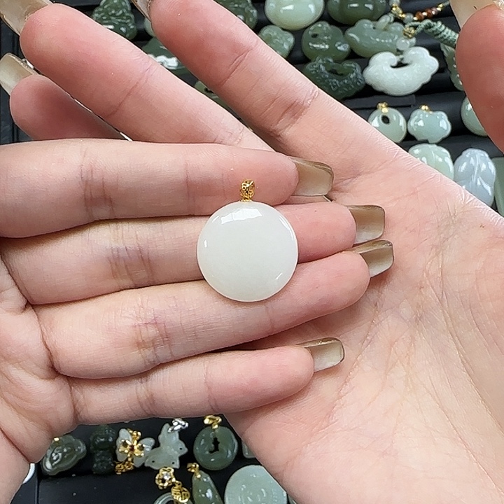 和田玉颈饰18K金镶嵌