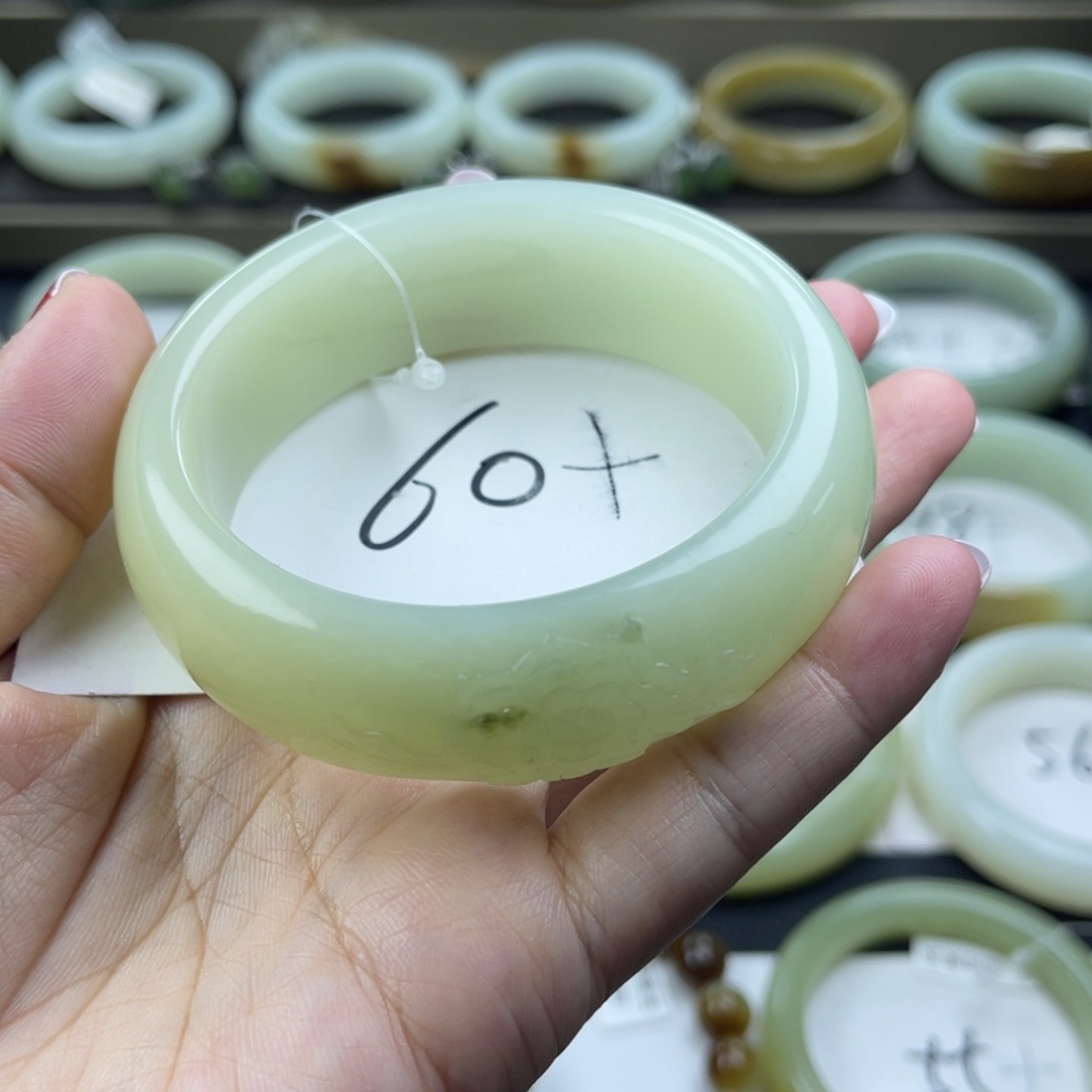 和田玉手镯未镶嵌