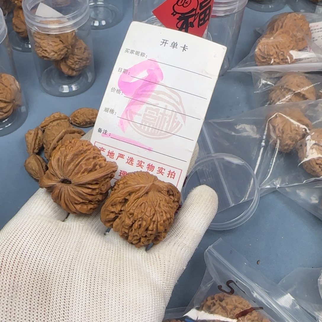 文玩核桃吊坠核桃瑕疵