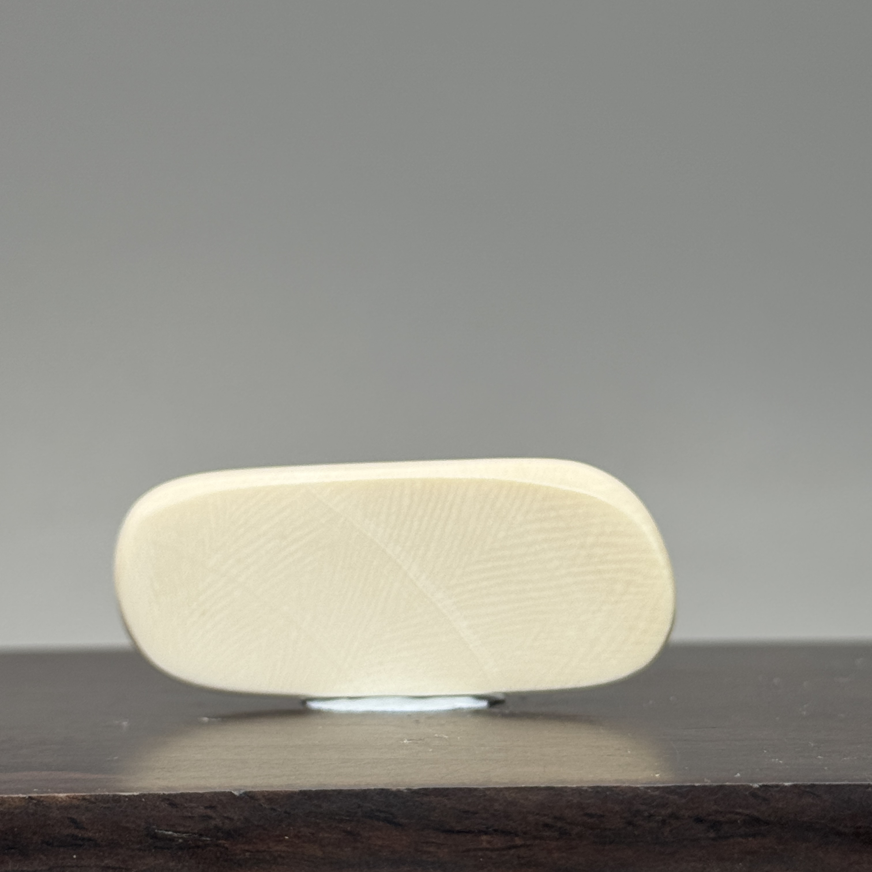 DEZHI/德志43*18*5mm4.9g无事牌吊坠天然猛犸牙C88