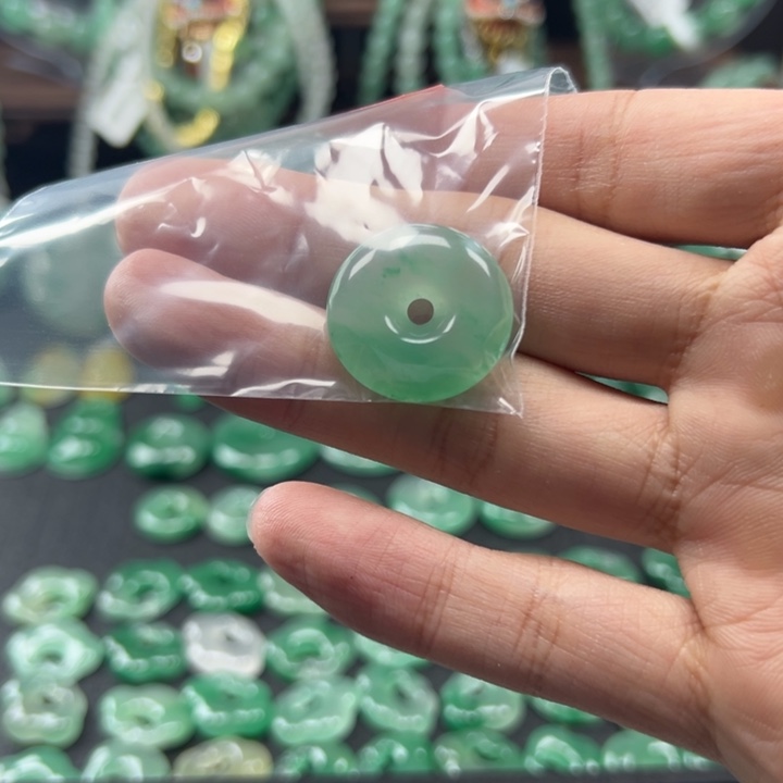 石英质玉颈饰未镶嵌小***糕
