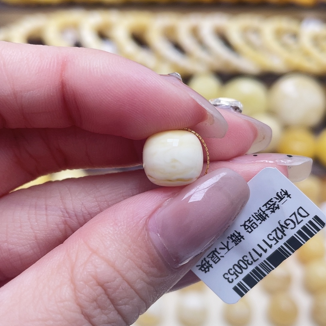 琥珀未镶嵌裸石10.4*9.6mm老型瑕