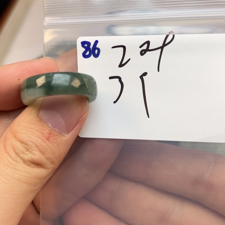 翡翠戒指未镶嵌峯**人