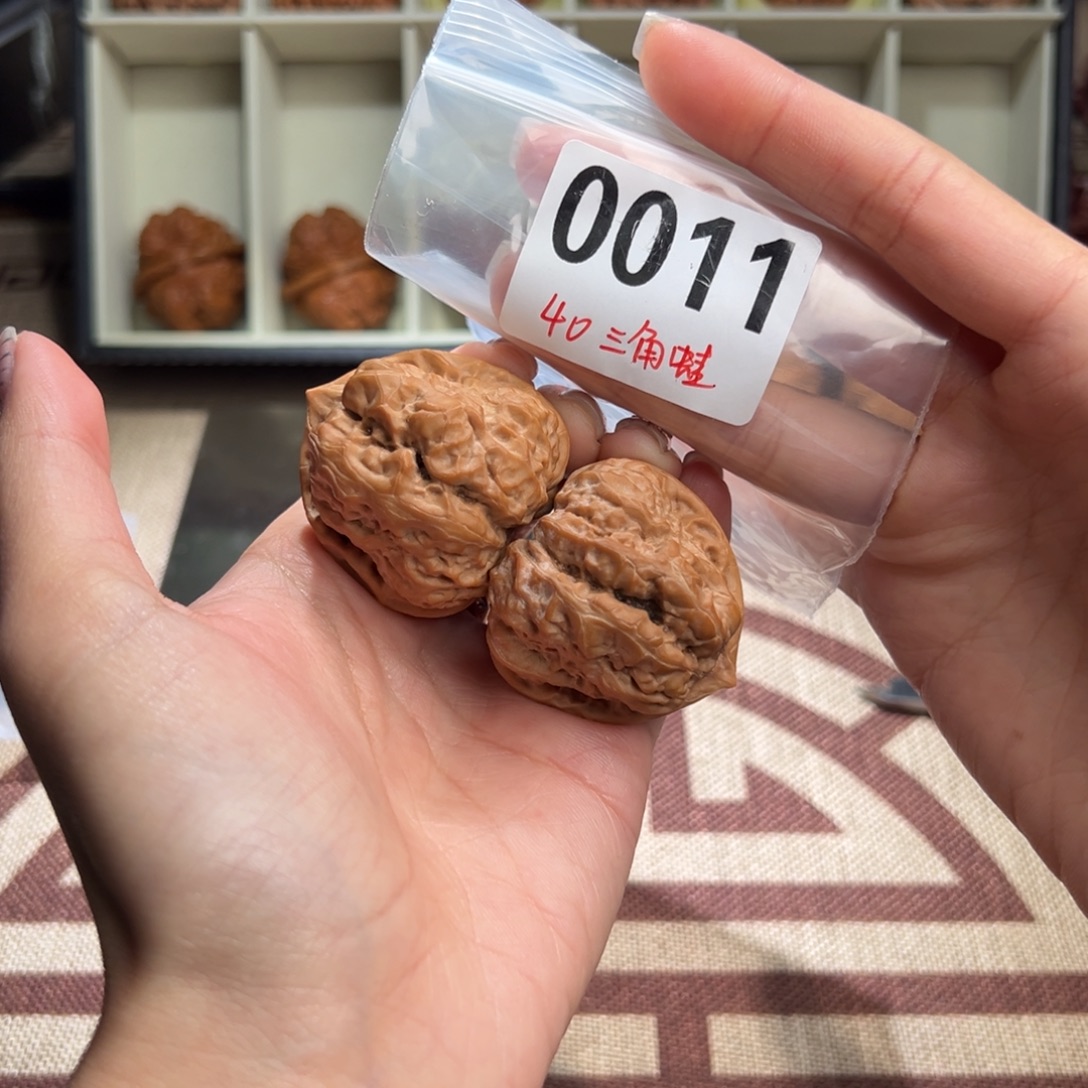 40四开背三角蛙文玩核桃
