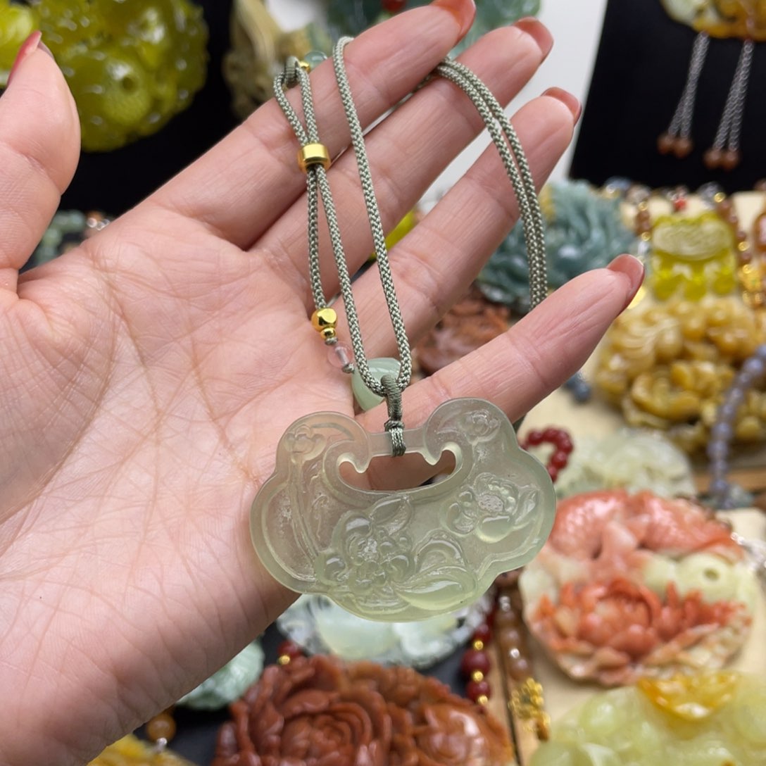 未镶嵌蛇纹石玉颈饰