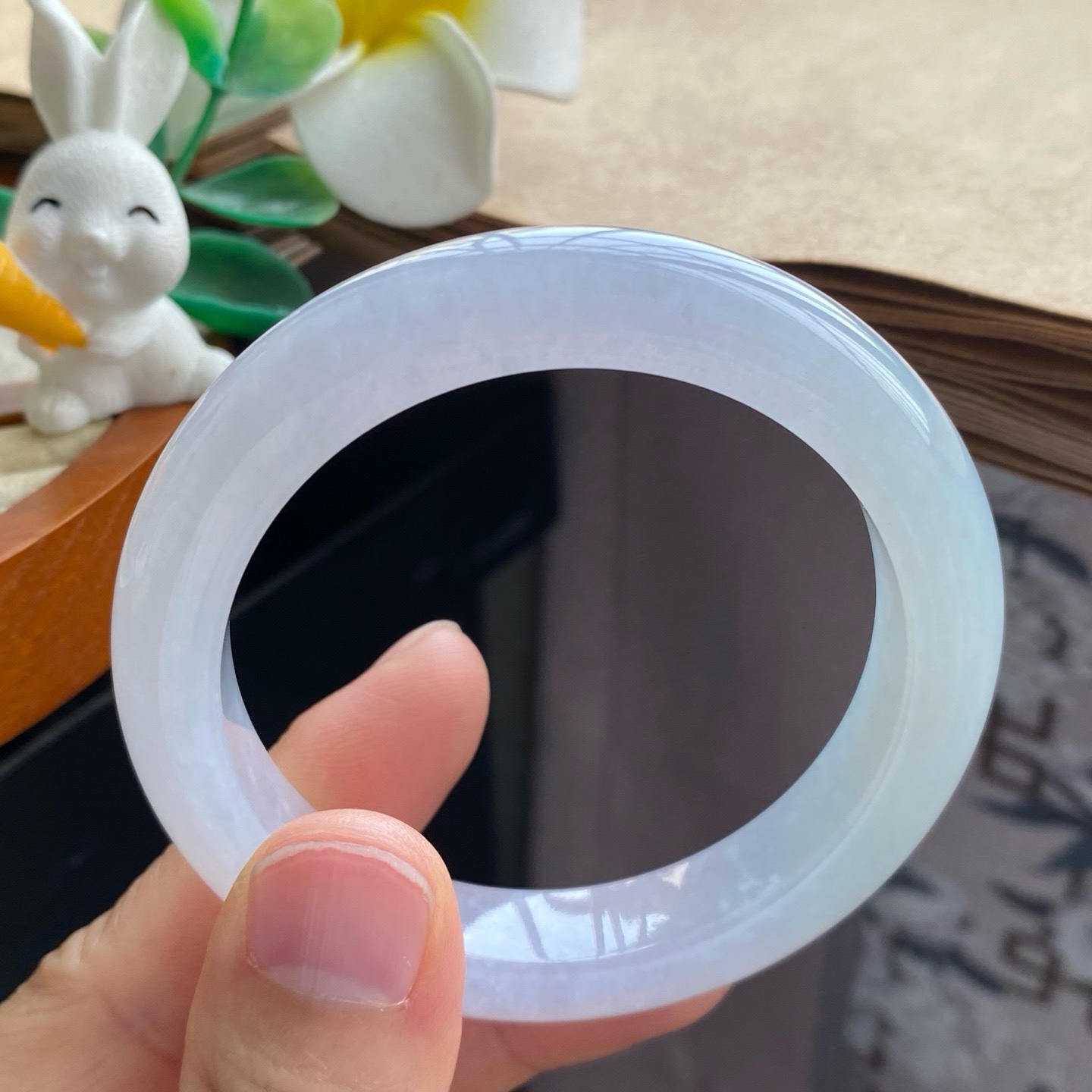 121盘13392号52-10.9-8.5！清浅淡雅的底色！却散发着令翡翠手镯