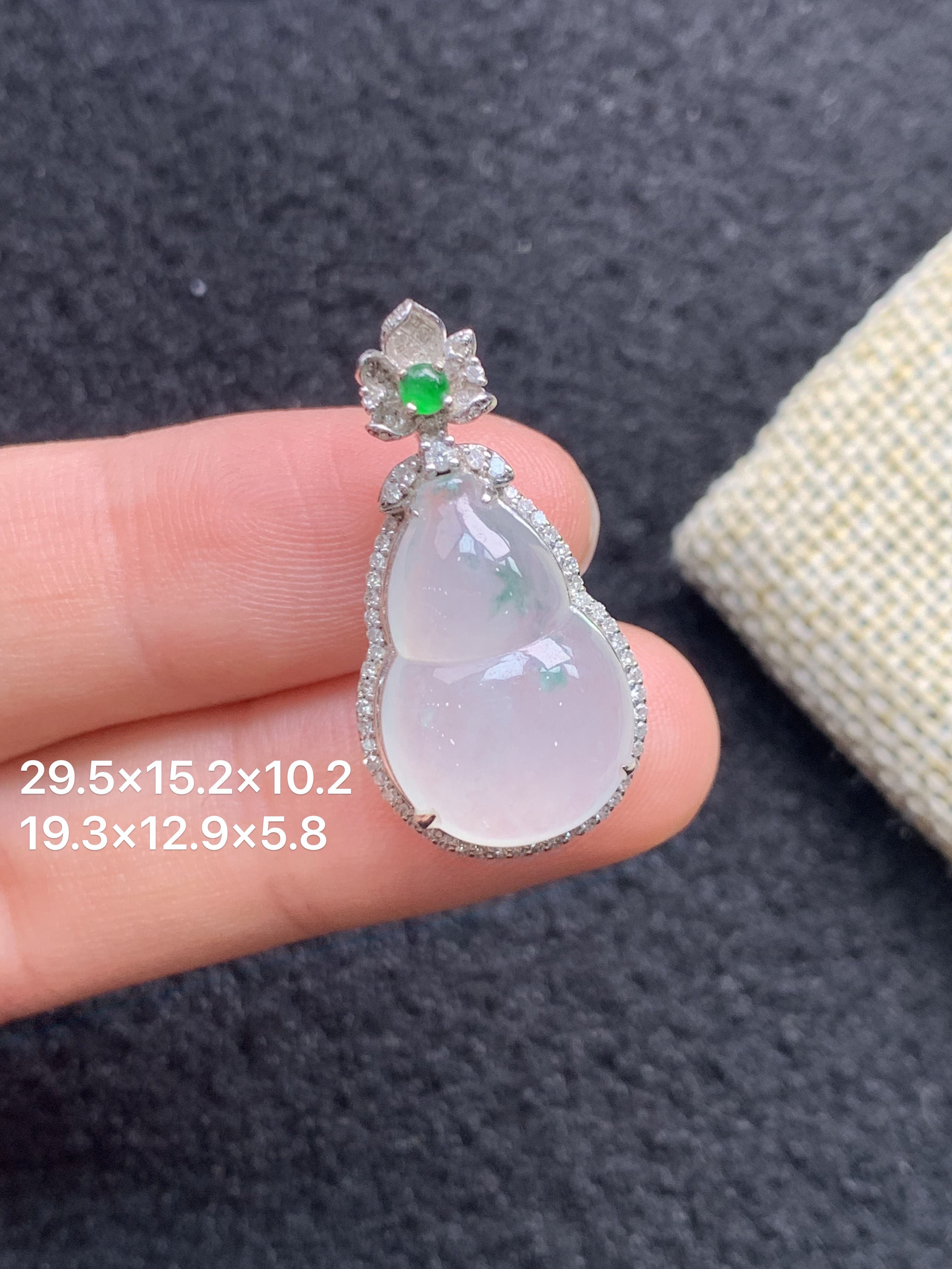 18K金镶嵌天然缅甸翡翠冰种葫芦吊坠