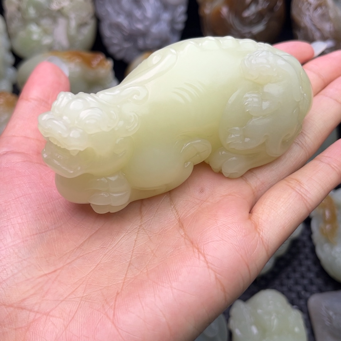 展***体未镶嵌和田玉把件