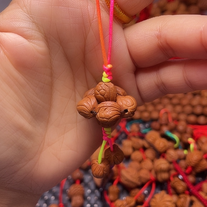 木质类龙纹桃枭挂件