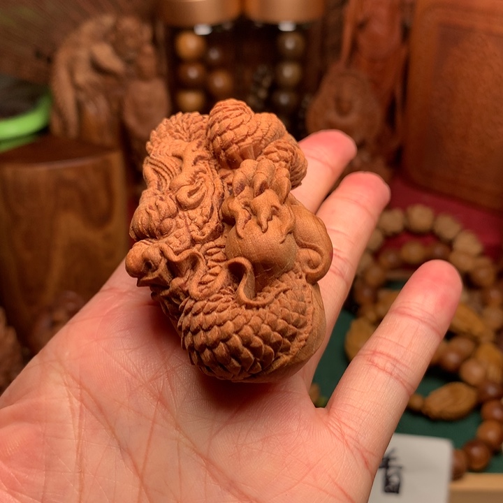 檀香木把件老山檀龙手把件微瑕