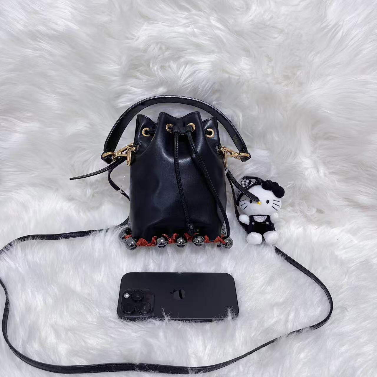 95新 FENDI/芬迪 fendi全皮黑金秀款滚珠底部斜挎包77954323