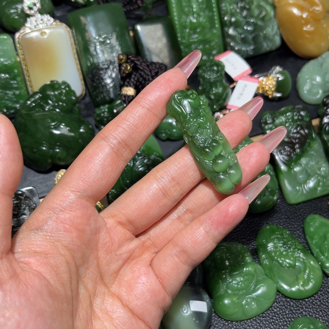 爆***8和田玉未镶嵌颈饰