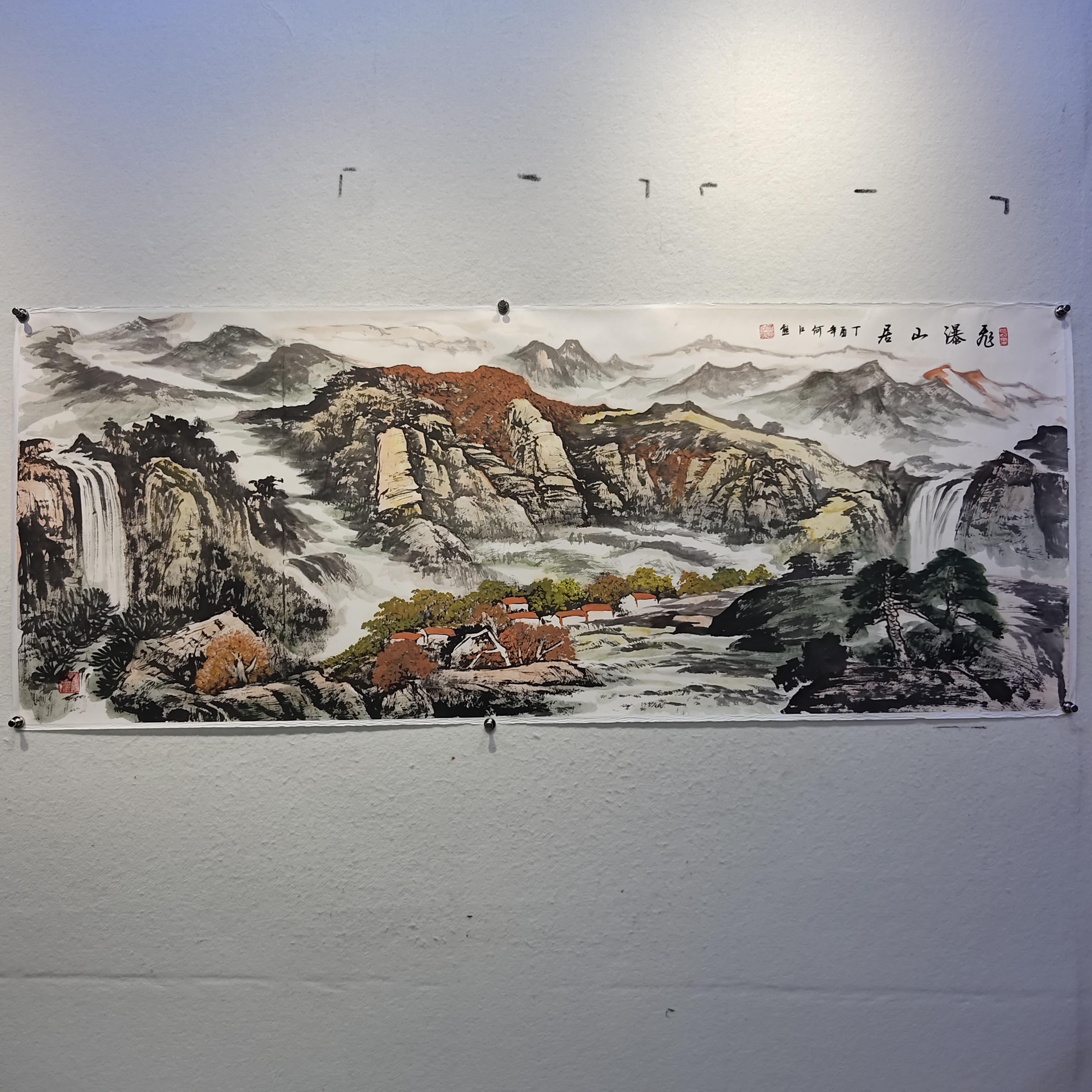 《飞瀑山居》六尺 何江熊 山水国画