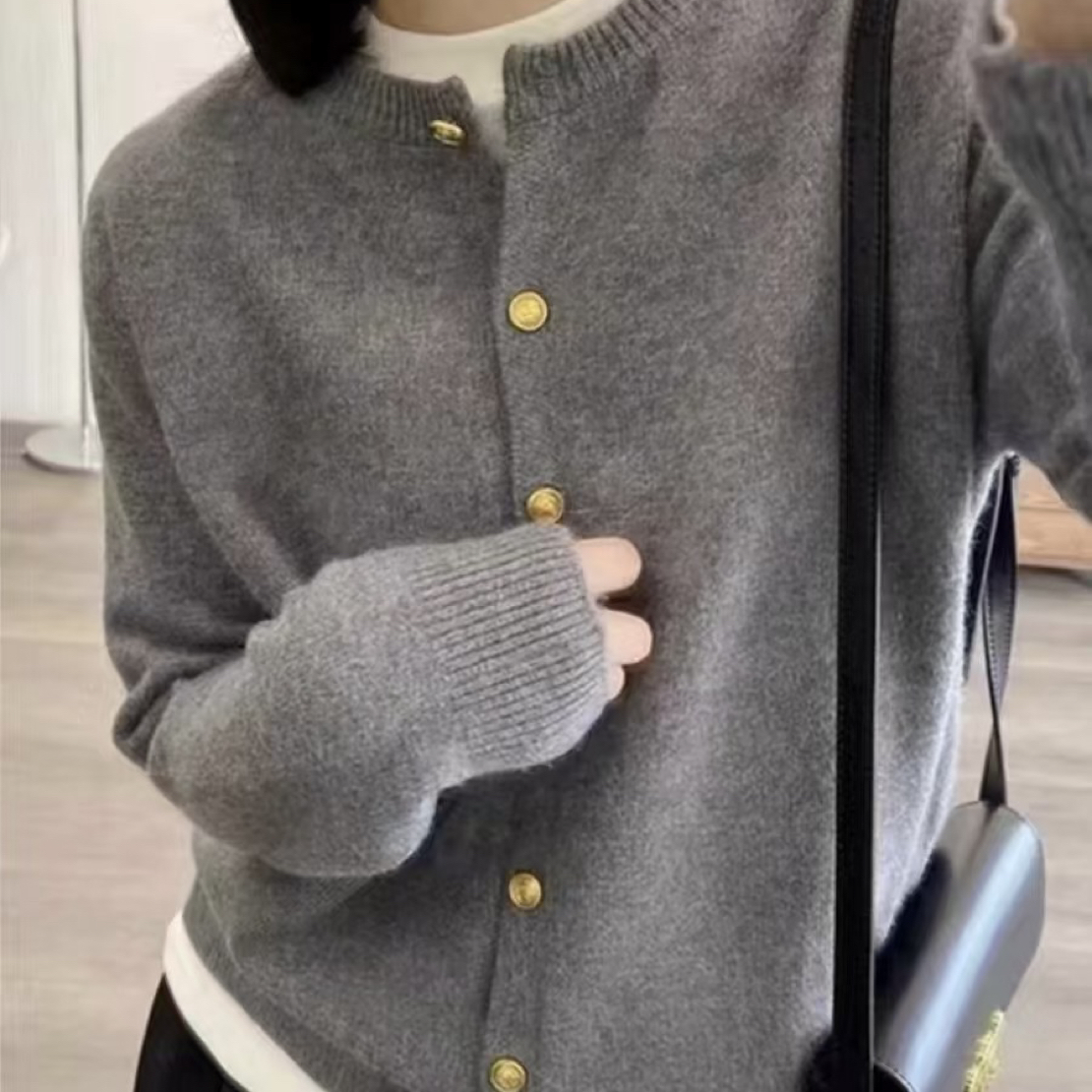 百搭女宽松保暖衫圆领针织毛衣宽松型纯色排扣