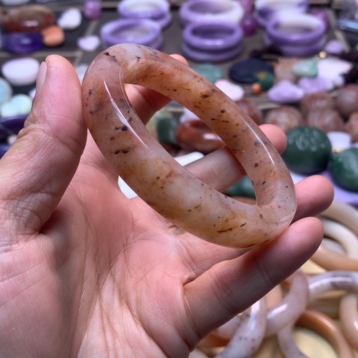 锦****石英岩玉未镶嵌手镯