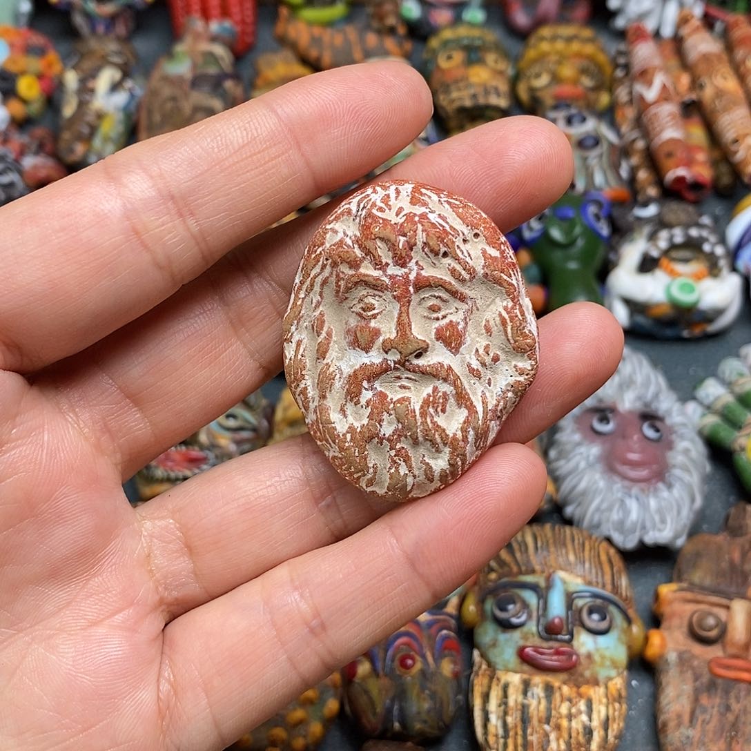 琉璃颈饰陶印画家