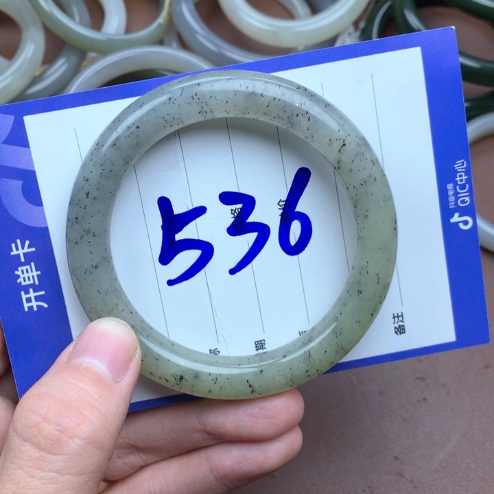 柒****和田玉未镶嵌手镯