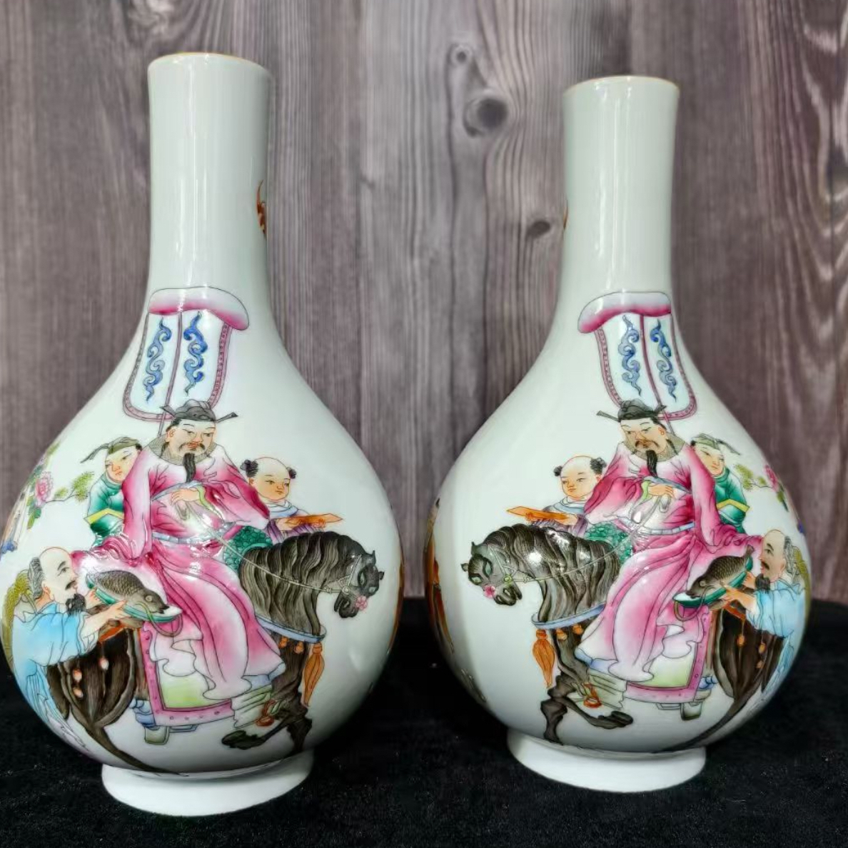 粉彩手绘人物赏瓶