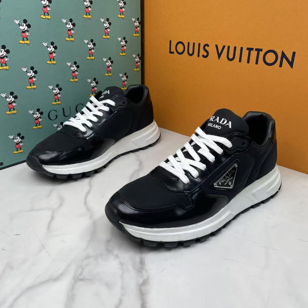 95新 Prada/普拉达 黑色亮面侧边三角标潮流百搭舒适运动鞋/39码