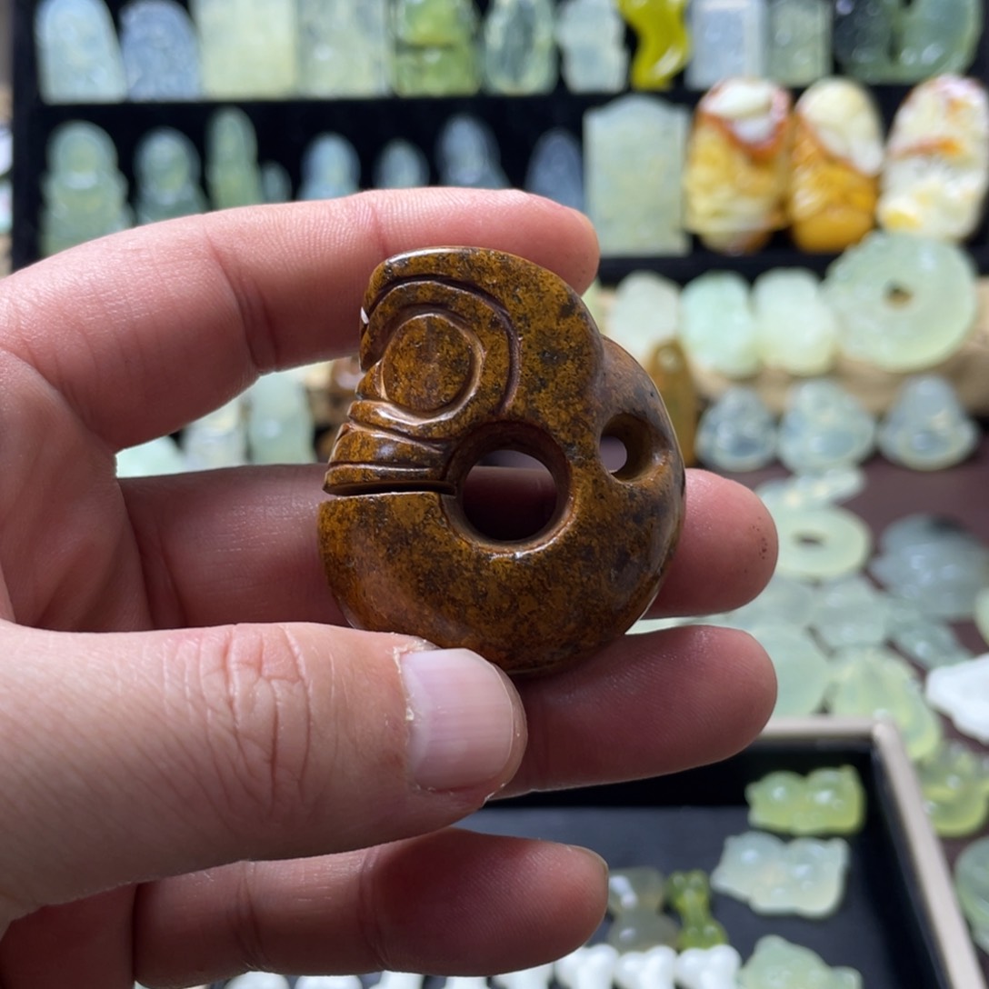 蛇纹石玉颈饰未镶嵌