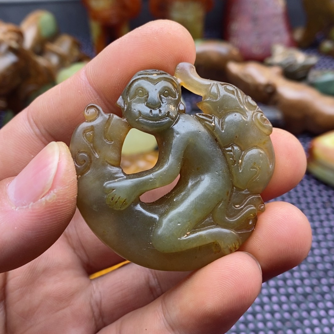 蛇纹石玉颈饰未镶嵌