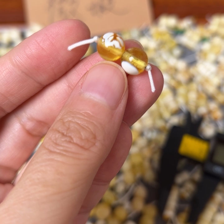 蜜蜡未镶嵌裸石8.3mm一对