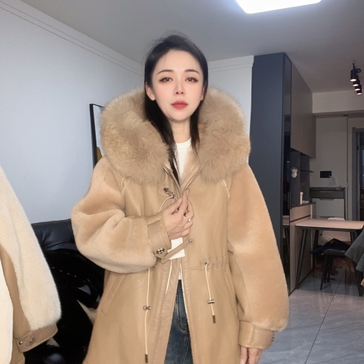 绵羊皮美丽奴皮毛一体配狐狸毛领M125，L135斤拍下备注尺码