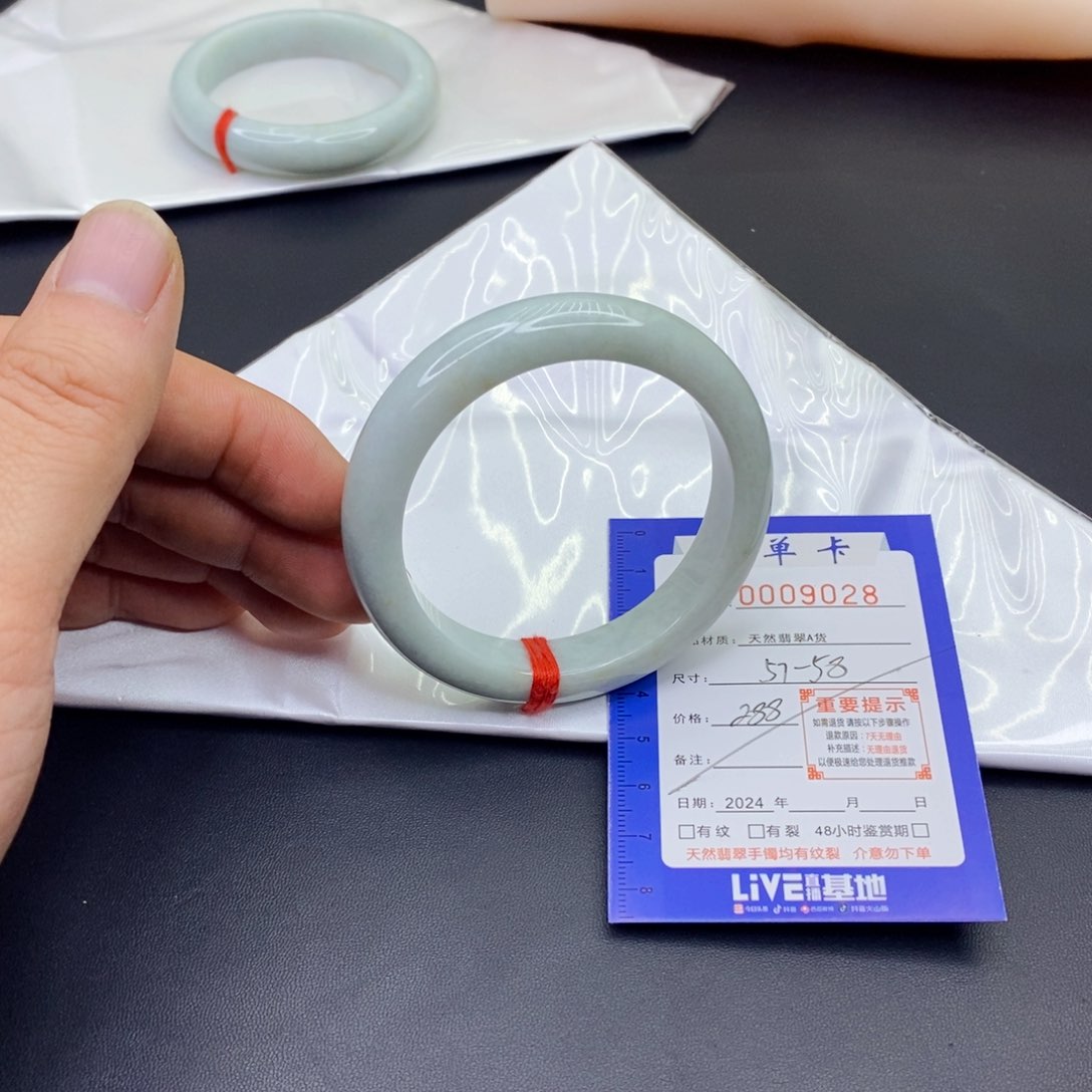 翡翠手镯未镶嵌翡翠