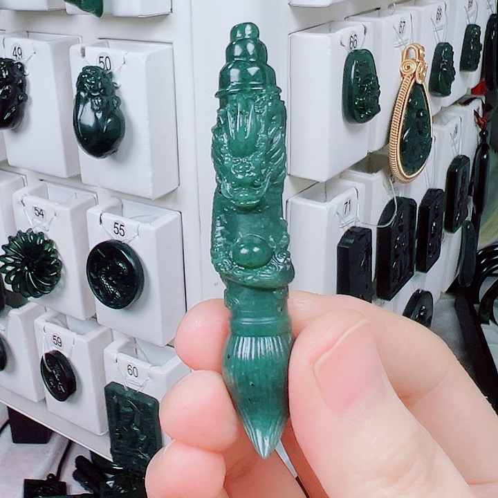 蛇纹石玉颈饰未镶嵌