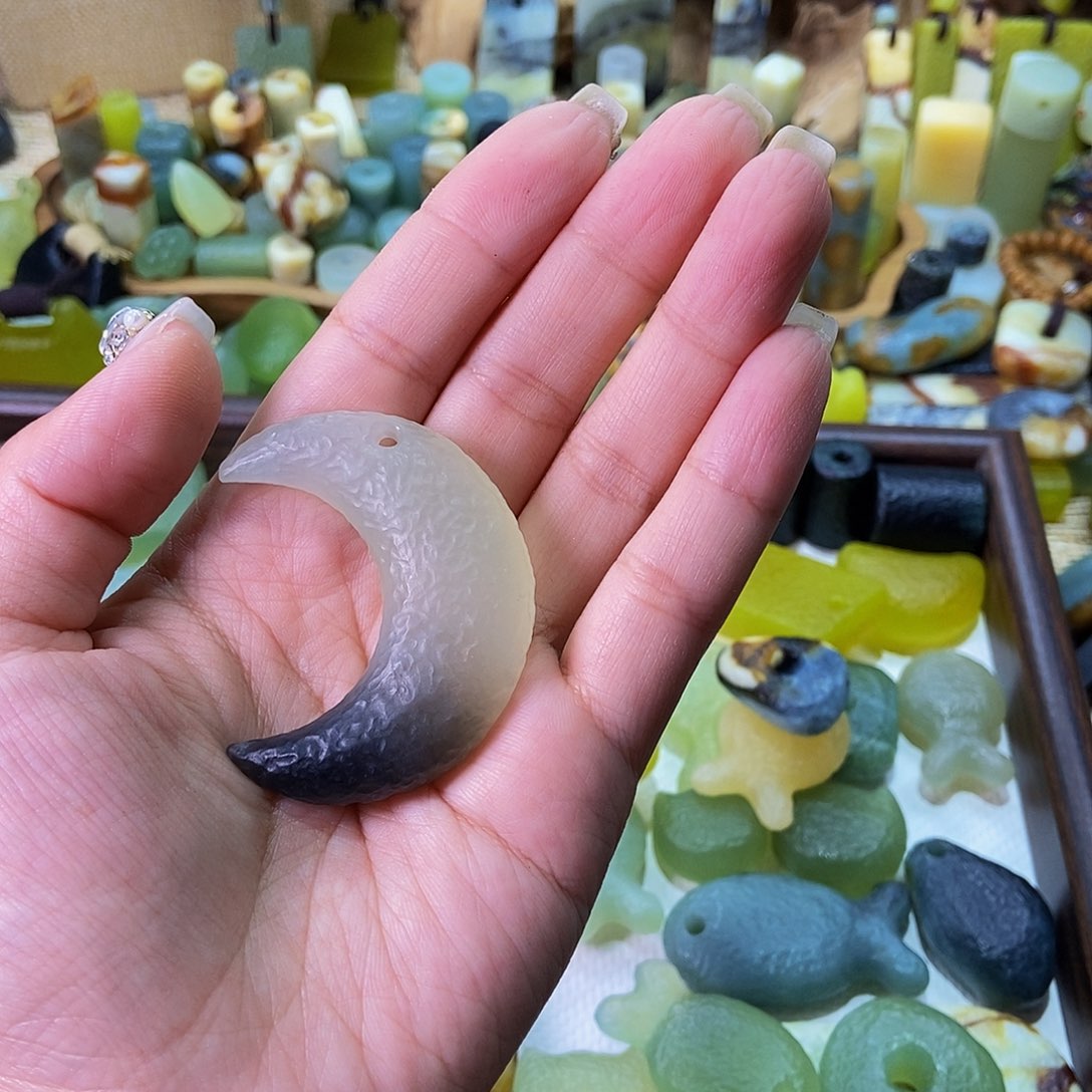 未镶嵌蛇纹石玉挂件彼**此