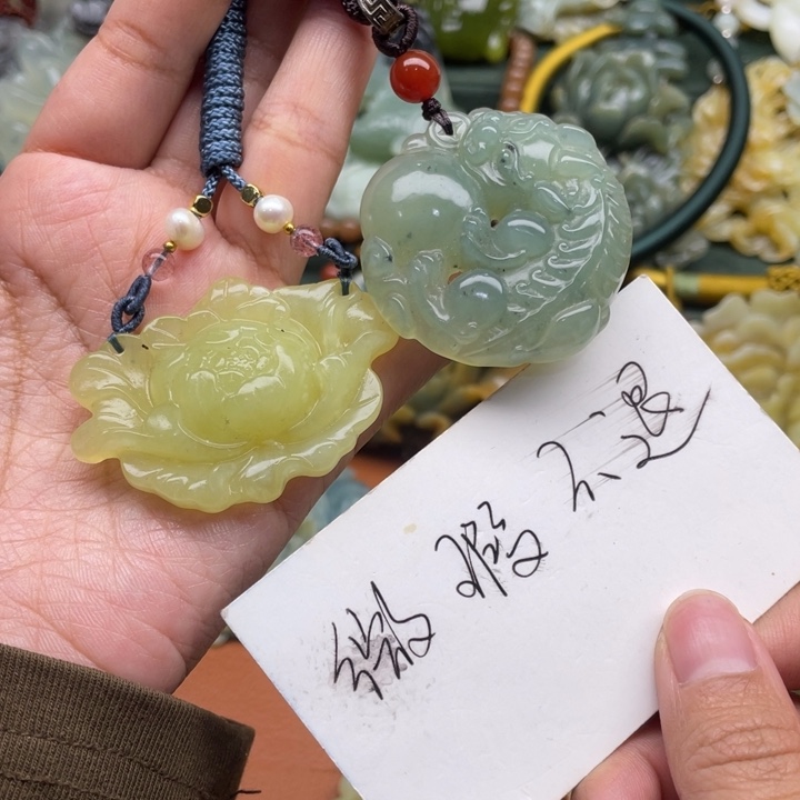 蛇纹石玉吊坠合金