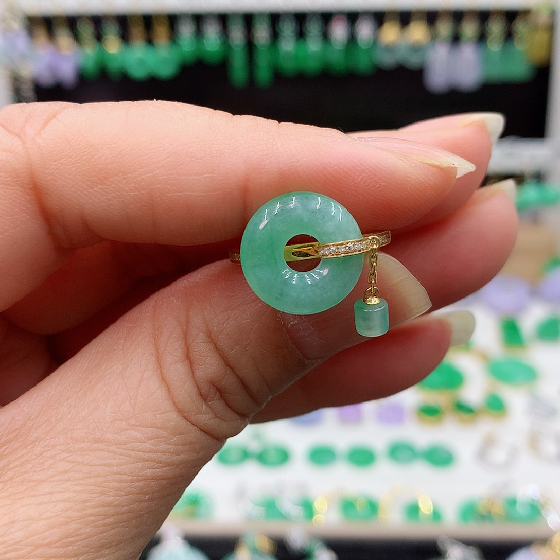 翡翠戒指18K金镶嵌的