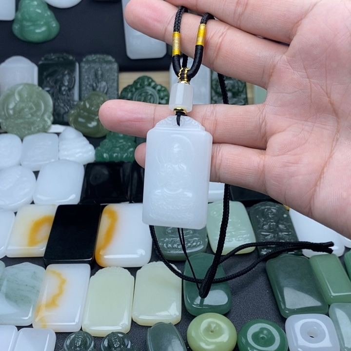 暴***富石英质玉（金丝玉）未镶嵌颈饰
