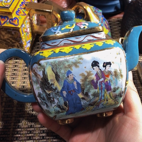 紫砂茶壶原矿泥料手工制作的紫砂壶。