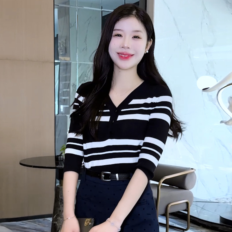 时尚条纹针织衫女春秋季新款五分袖冰丝T恤修身百搭V领半开领上衣